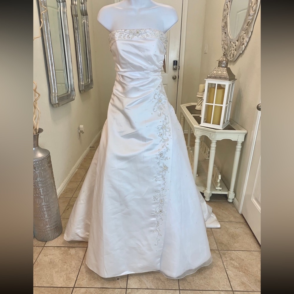 BOUTIQUE WEDDING GOWN SIZE 12 - Picture 6 of 11